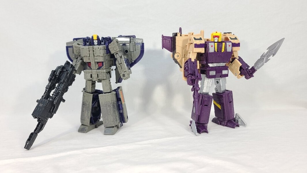 TF Collector Legacy Blitzwing Review  (12 of 14)